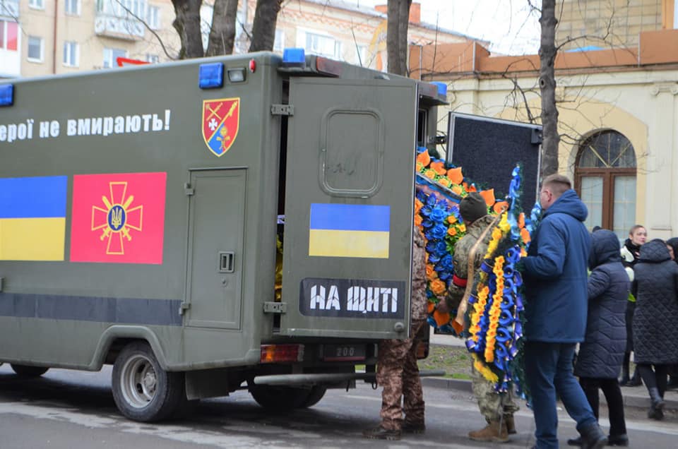 Новини Хмельницького - фото з У Кам’янці попрощалися із Романом Іваненком, який помер у полоні росіян Возможно, это изображение 3 человека и на открытом воздухе
