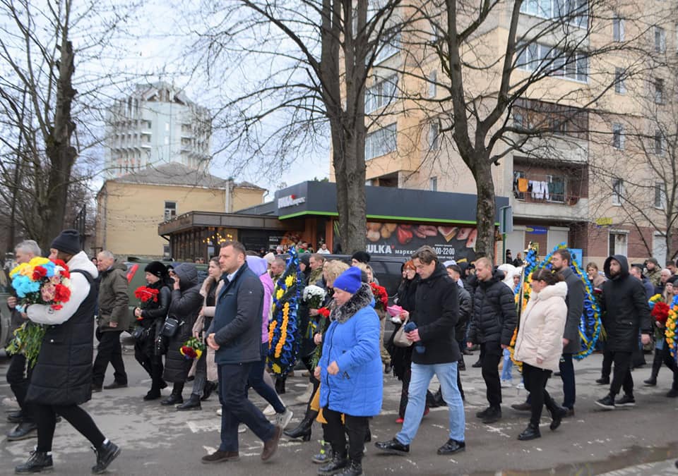 Новини Хмельницького - фото з У Кам’янці попрощалися із Романом Іваненком, який помер у полоні росіян Возможно, это изображение 7 человек, люди гуляют, люди стоят и на открытом воздухе