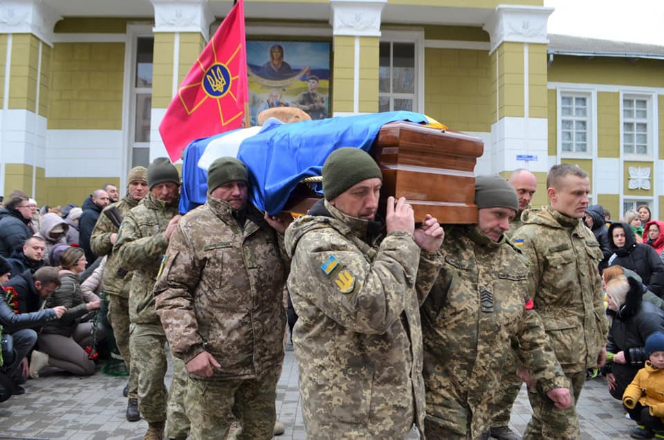Новини Хмельницького - фото з У Кам’янці попрощалися із Романом Іваненком, який помер у полоні росіян Возможно, это изображение 5 человек, люди стоят, военная форма и на открытом воздухе