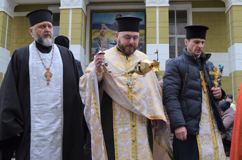 Новини Хмельницького - фото з У Кам’янці попрощалися із Романом Іваненком, який помер у полоні росіян Возможно, это изображение 3 человека и люди стоят