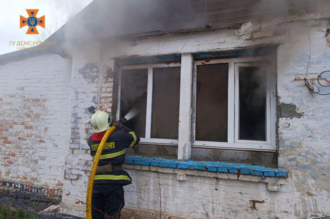 Новини Козятина - фото з Сім рятувальників приборкували пожежу в Козятині