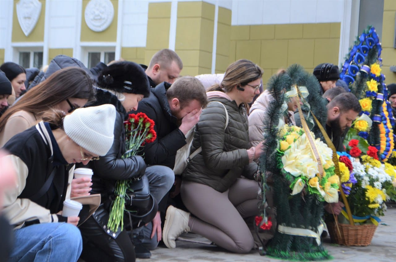 Новини Хмельницького - фото з У Кам’янці попрощалися із Романом Іваненком, який помер у полоні росіян Возможно, это изображение 5 человек, люди стоят и на открытом воздухе