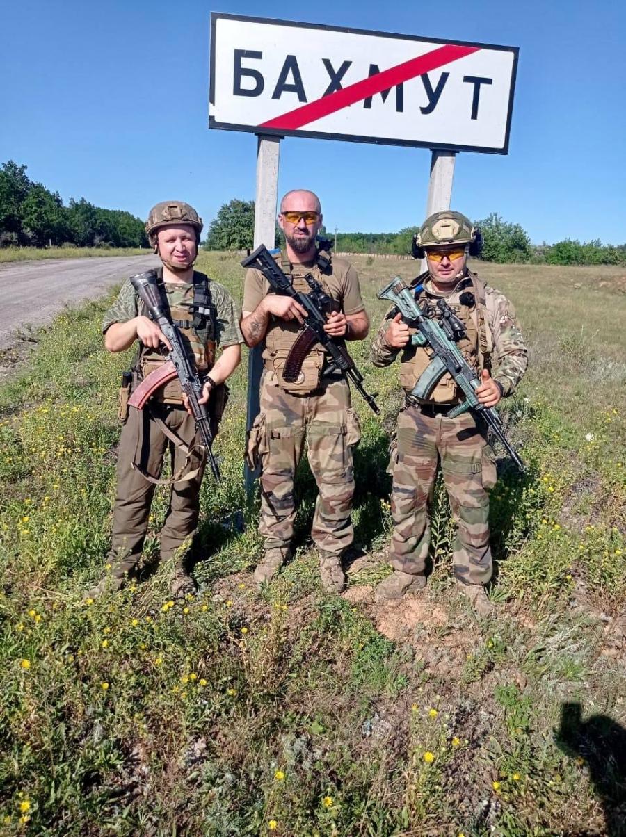 Новини Вінниці - фото з Залишатися непомітними для противника: розвідник «Білка» про війну та перемогу На зображенні може бути: 3 людини, на відкритому повітрі та текст «бахмут»