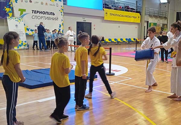 Новини Тернополя - фото з Школярі Тернополя відкривали для себе карате
