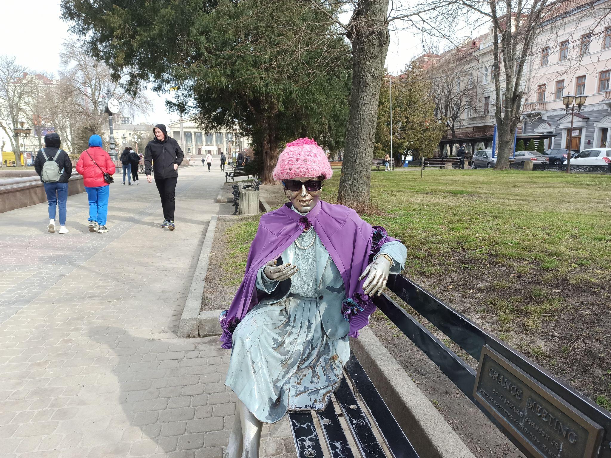 Новини Тернополя - фото з Прибралась до весни! Як одягнули скульптуру «Випадкова зустріч» у центрі міста? (ФОТО ДНЯ)