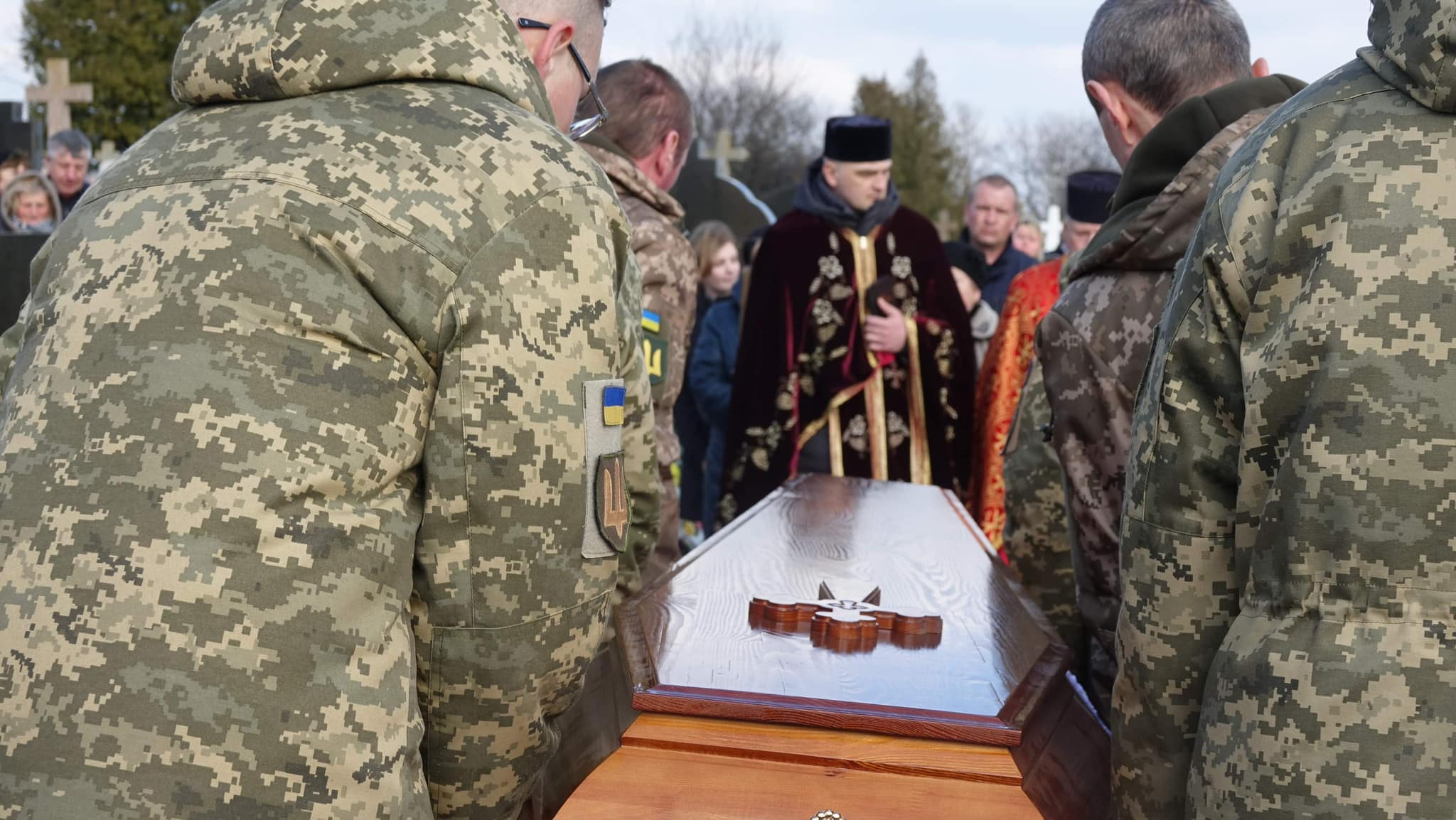 Новини Тернополя - фото з Сотні людей з Озерної проводжали Олега Штокала. Історія Героя