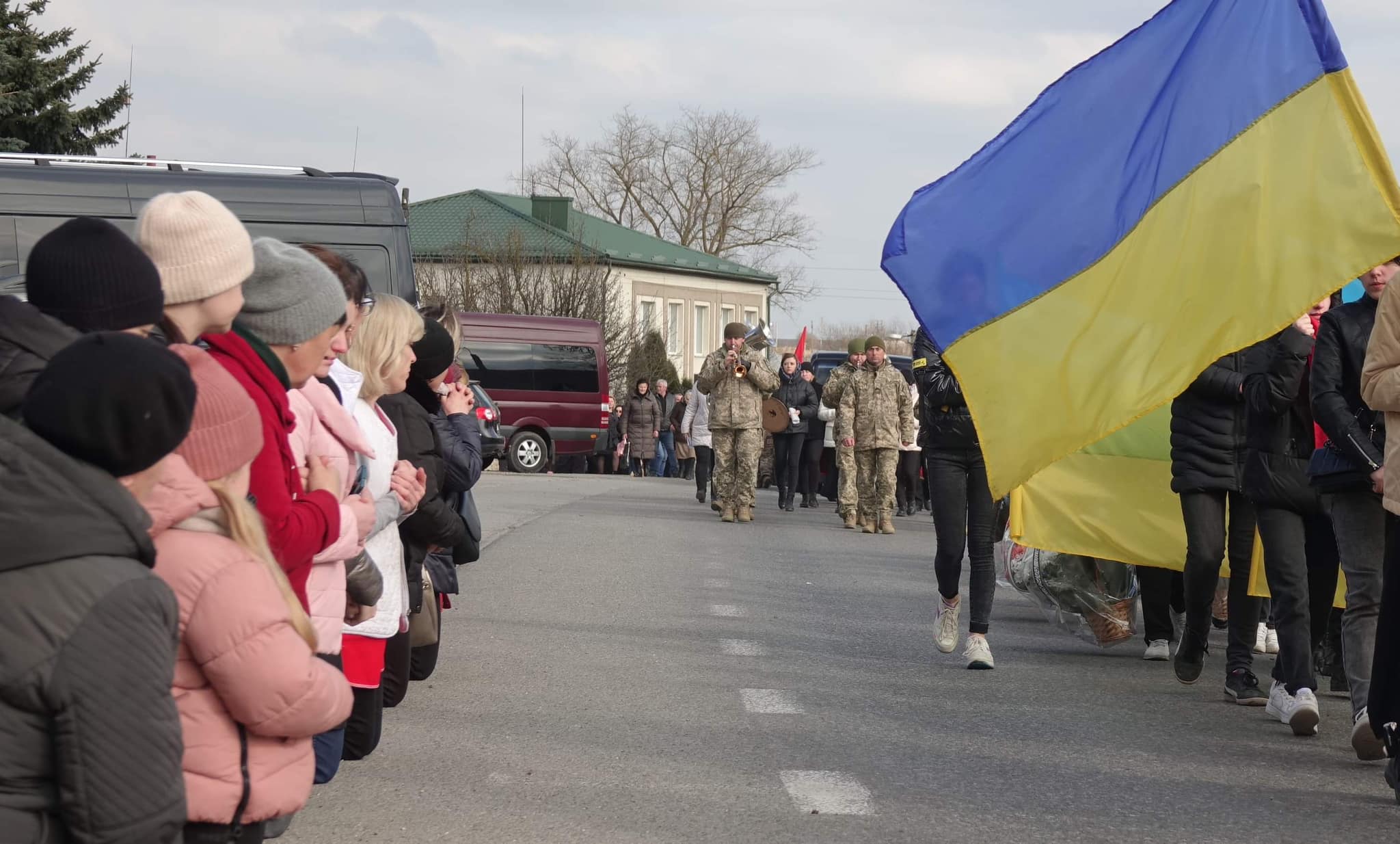 Новини Тернополя - фото з Сотні людей з Озерної проводжали Олега Штокала. Історія Героя