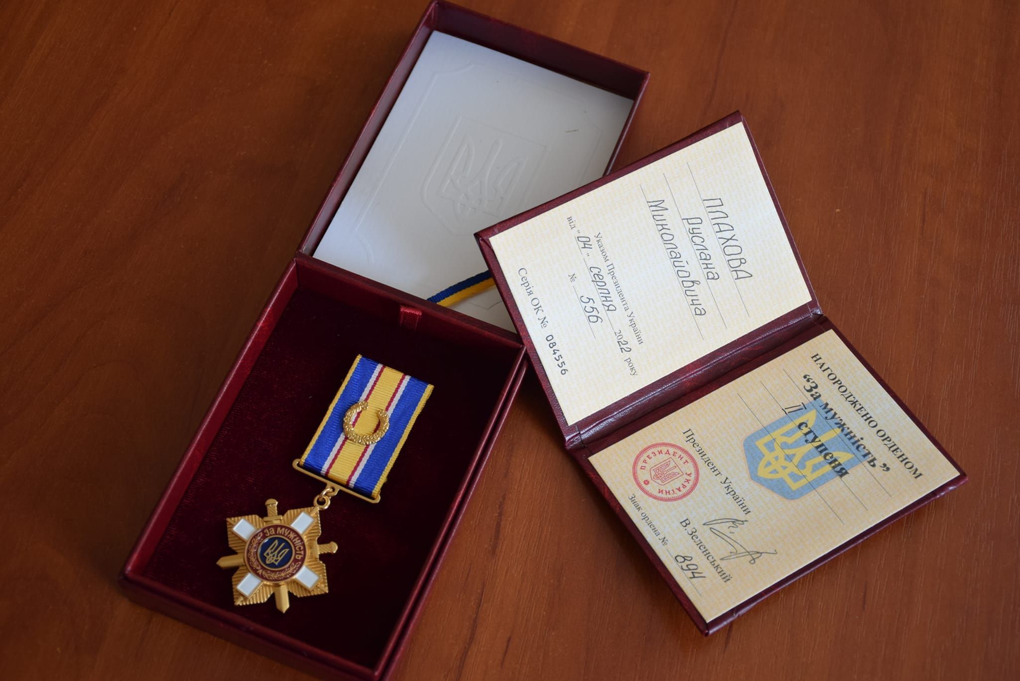 Новини Хмельницького - фото з Доньці загиблого Руслана Плахова вручили вже другий орден батька (ФОТО)