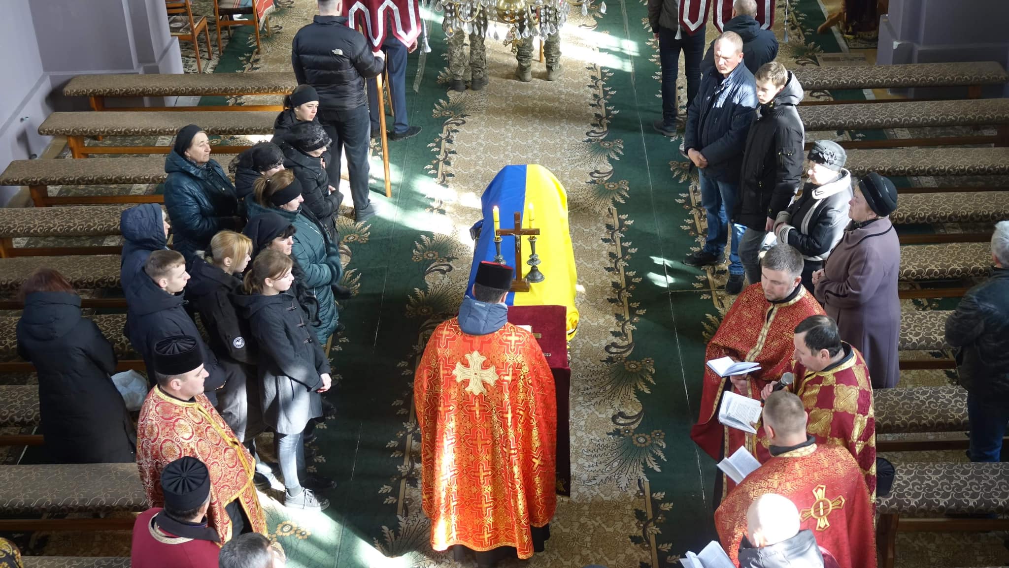 Новини Тернополя - фото з Сотні людей з Озерної проводжали Олега Штокала. Історія Героя