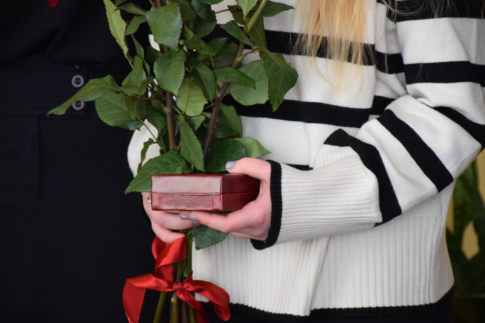 Новини Хмельницького - фото з Доньці загиблого Руслана Плахова вручили вже другий орден батька (ФОТО)