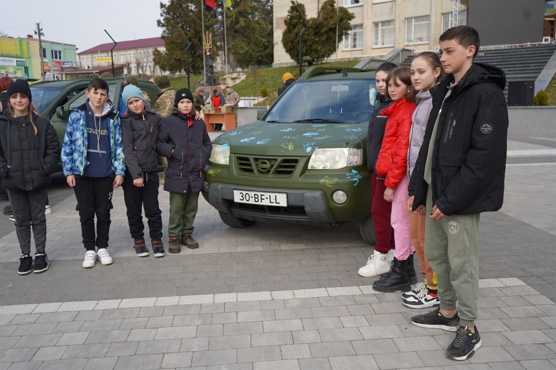 Новини Хмельницького - фото з Городоцькі діти наколядували на 3 позашляховики для ЗСУ