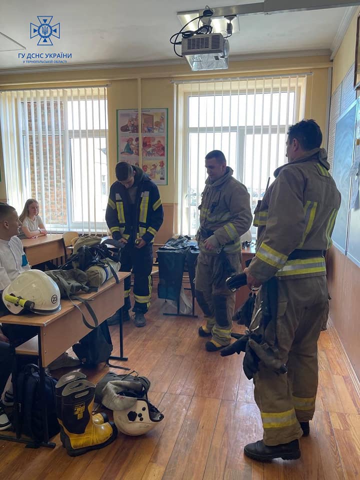 Новини Тернополя - фото з Рятувальники Кременеччини навчали школярів пожежній безпеці