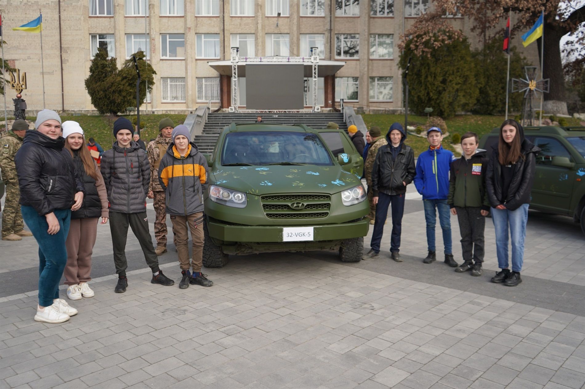 Новини Хмельницького - фото з Городоцькі діти наколядували на 3 позашляховики для ЗСУ