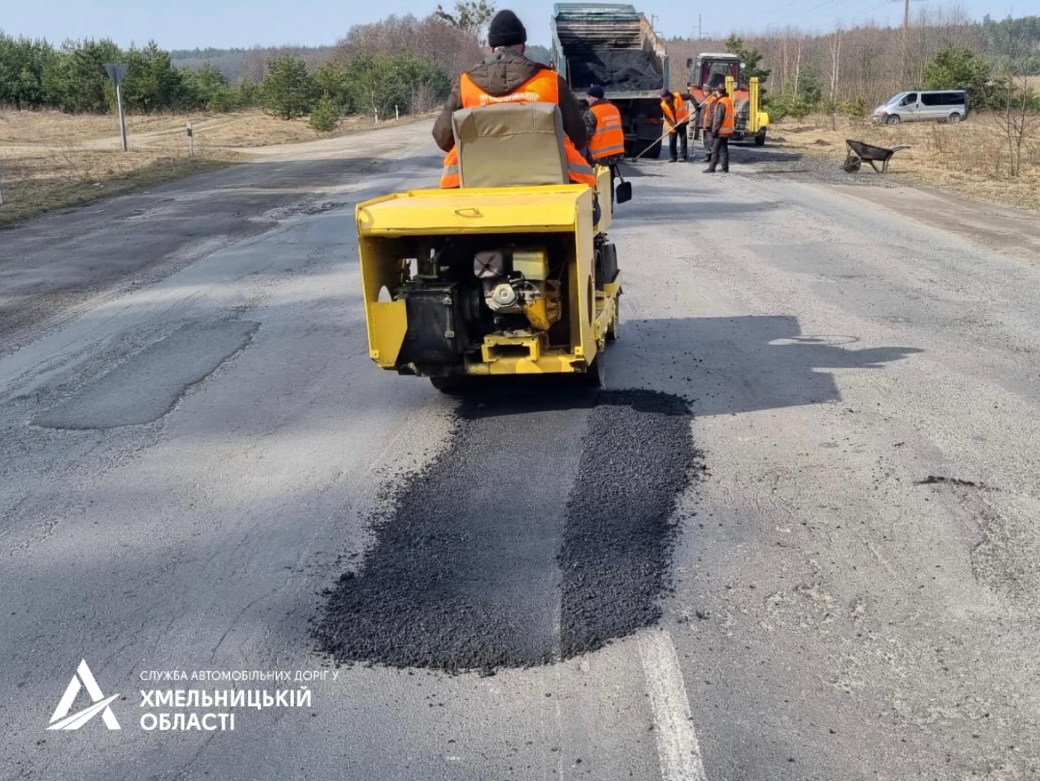 Новини Хмельницького - фото з На Хмельниччині почалися поточні ремонти доріг (ФОТО) На зображенні може бути: 3 людини та дорога
