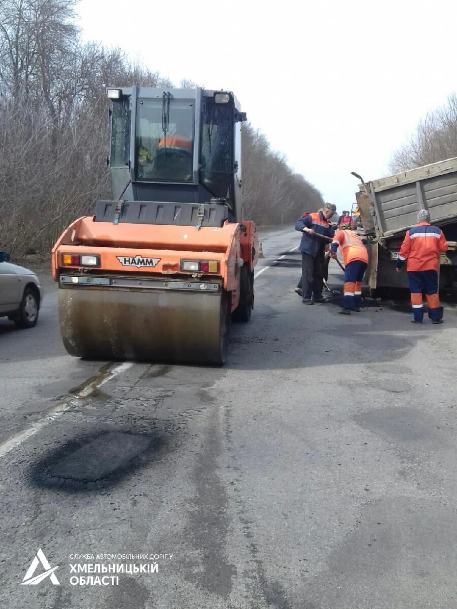 Новини Хмельницького - фото з На Хмельниччині почалися поточні ремонти доріг (ФОТО) На зображенні може бути: 3 людини та дорога