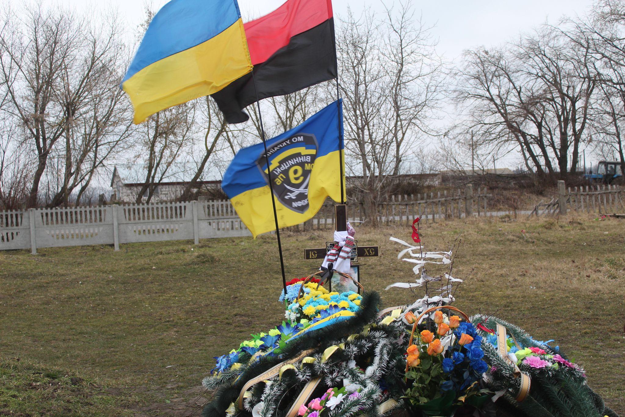 Новини Козятина - фото з Вандал у СІЗО, а вкрадені речі повернули на могилу Героя Володимира Протосвіцького