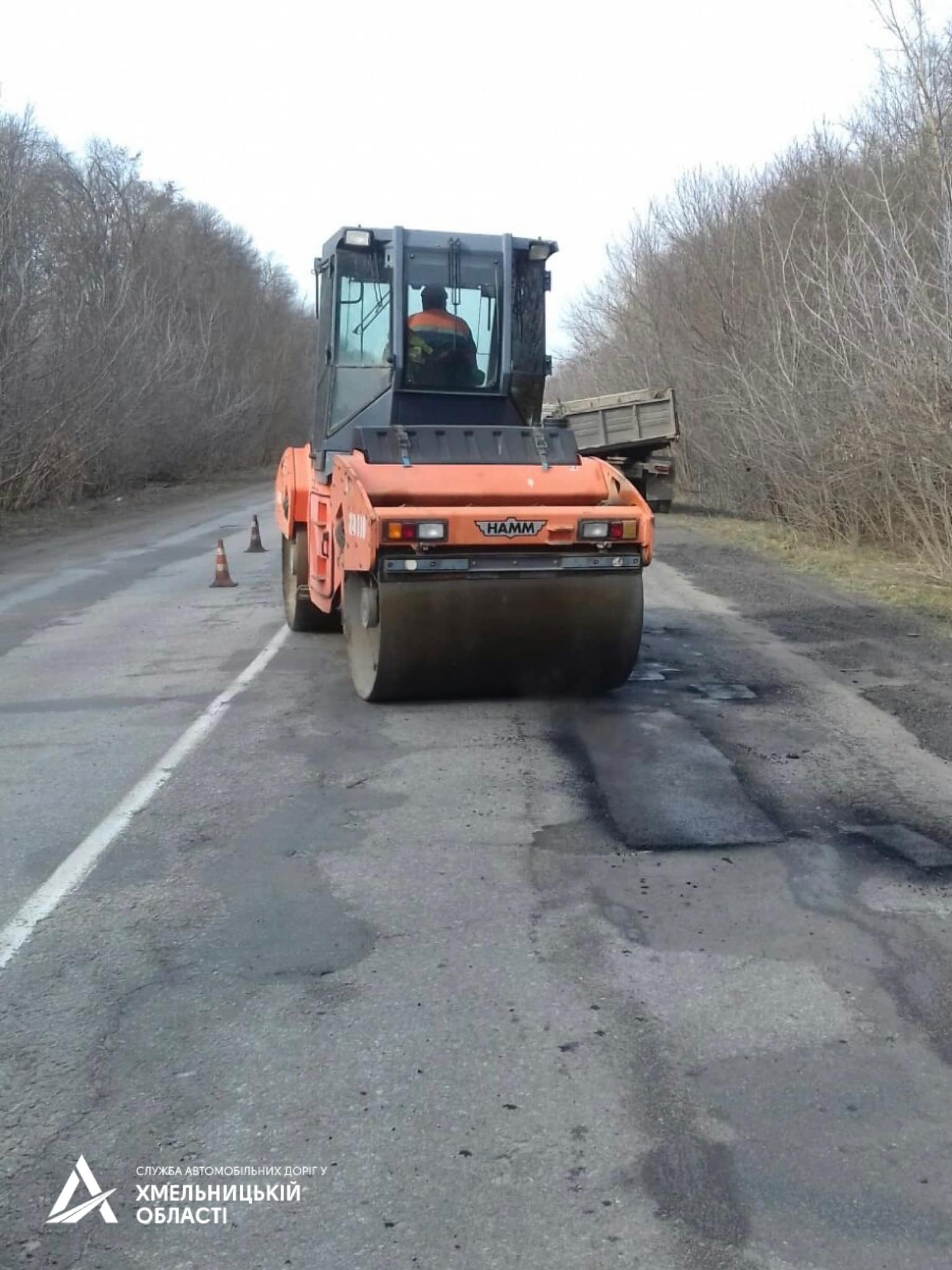 Новини Хмельницького - фото з На Хмельниччині почалися поточні ремонти доріг (ФОТО) На зображенні може бути: 1 особа та на відкритому повітрі