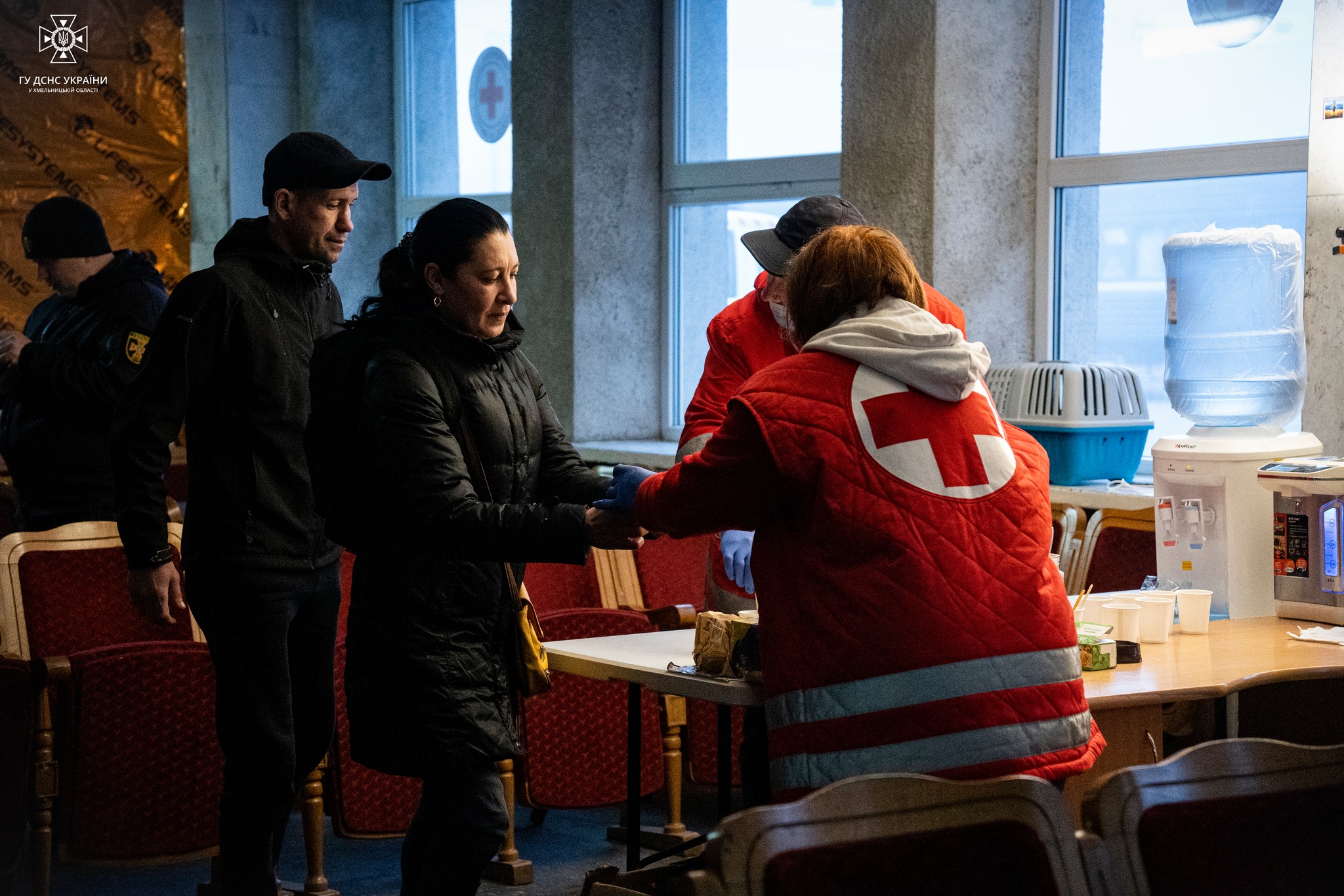 Новини Хмельницького - фото з “Вірю, що знову повернуся в рідний Херсон”. У Хмельницький прибув евакуаційний потяг (ФОТО) На зображенні може бути: 4 людини, люди стоять та у приміщенні