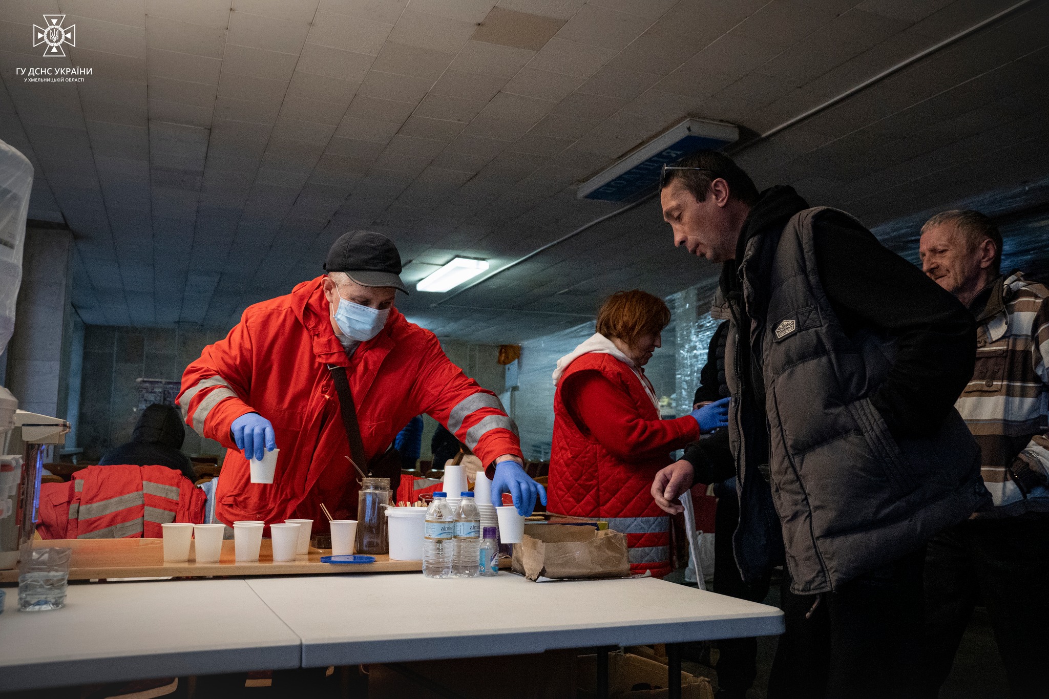 Новини Хмельницького - фото з “Вірю, що знову повернуся в рідний Херсон”. У Хмельницький прибув евакуаційний потяг (ФОТО) На зображенні може бути: 4 людини, люди стоять та у приміщенні
