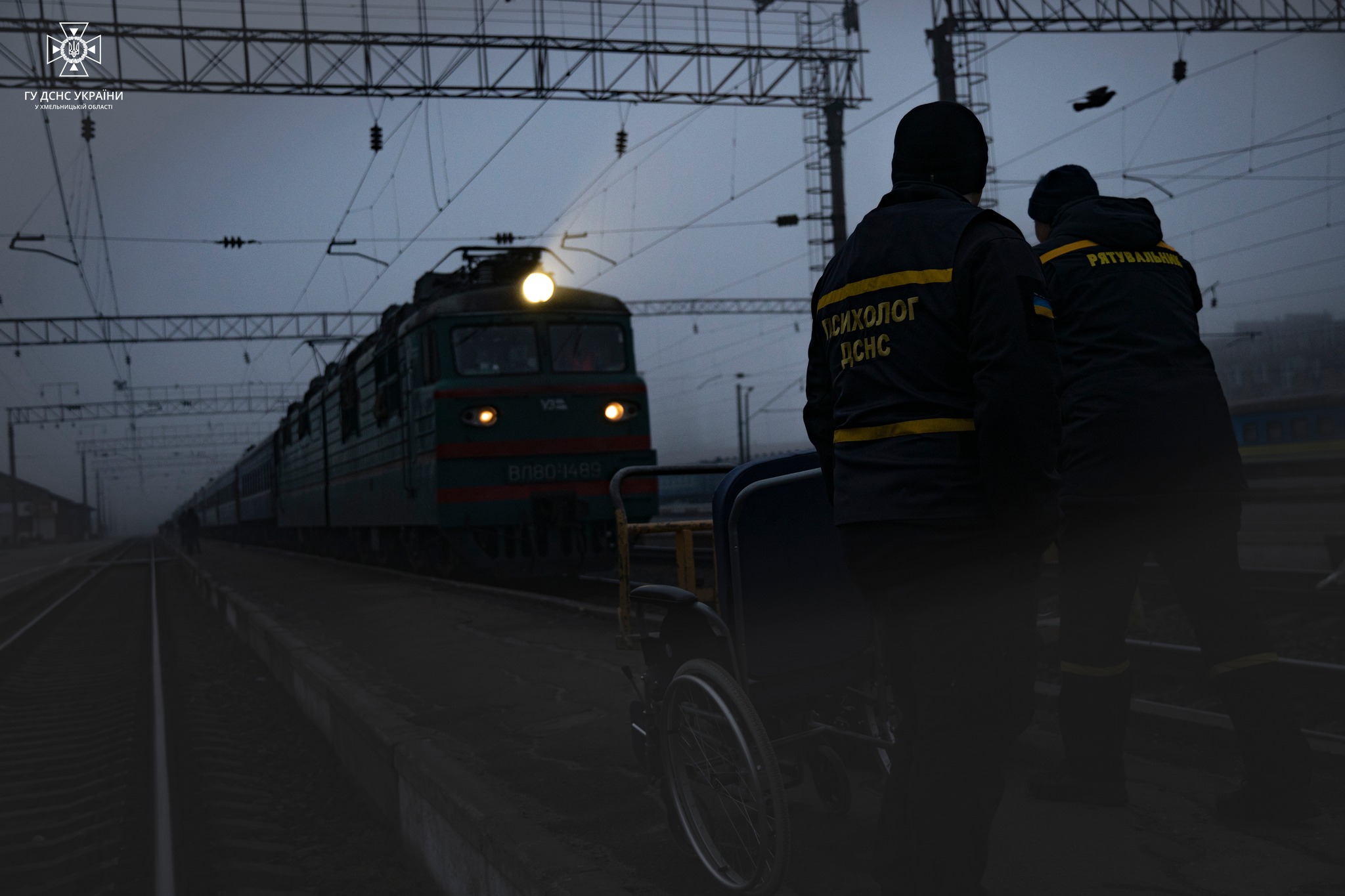 Новини Хмельницького - фото з “Вірю, що знову повернуся в рідний Херсон”. У Хмельницький прибув евакуаційний потяг (ФОТО) Возможно, это изображение 2 человека, поезд и железная дорога