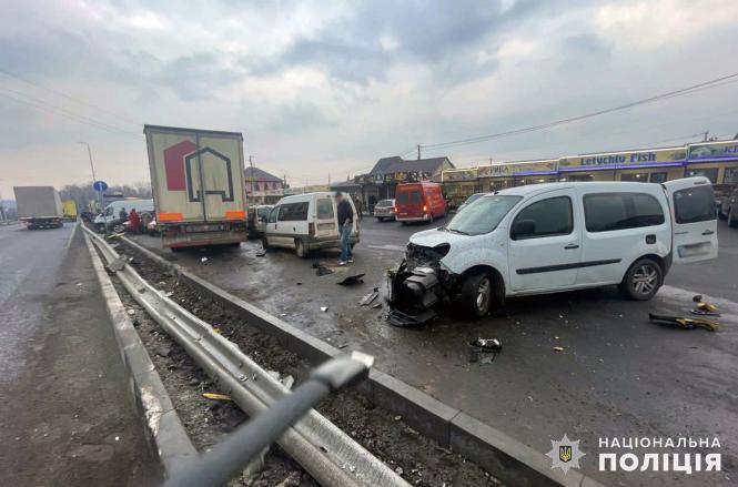 Новини Хмельницького - фото з На трасі у Хмельницькому районі зіткнулись сім автомобілів