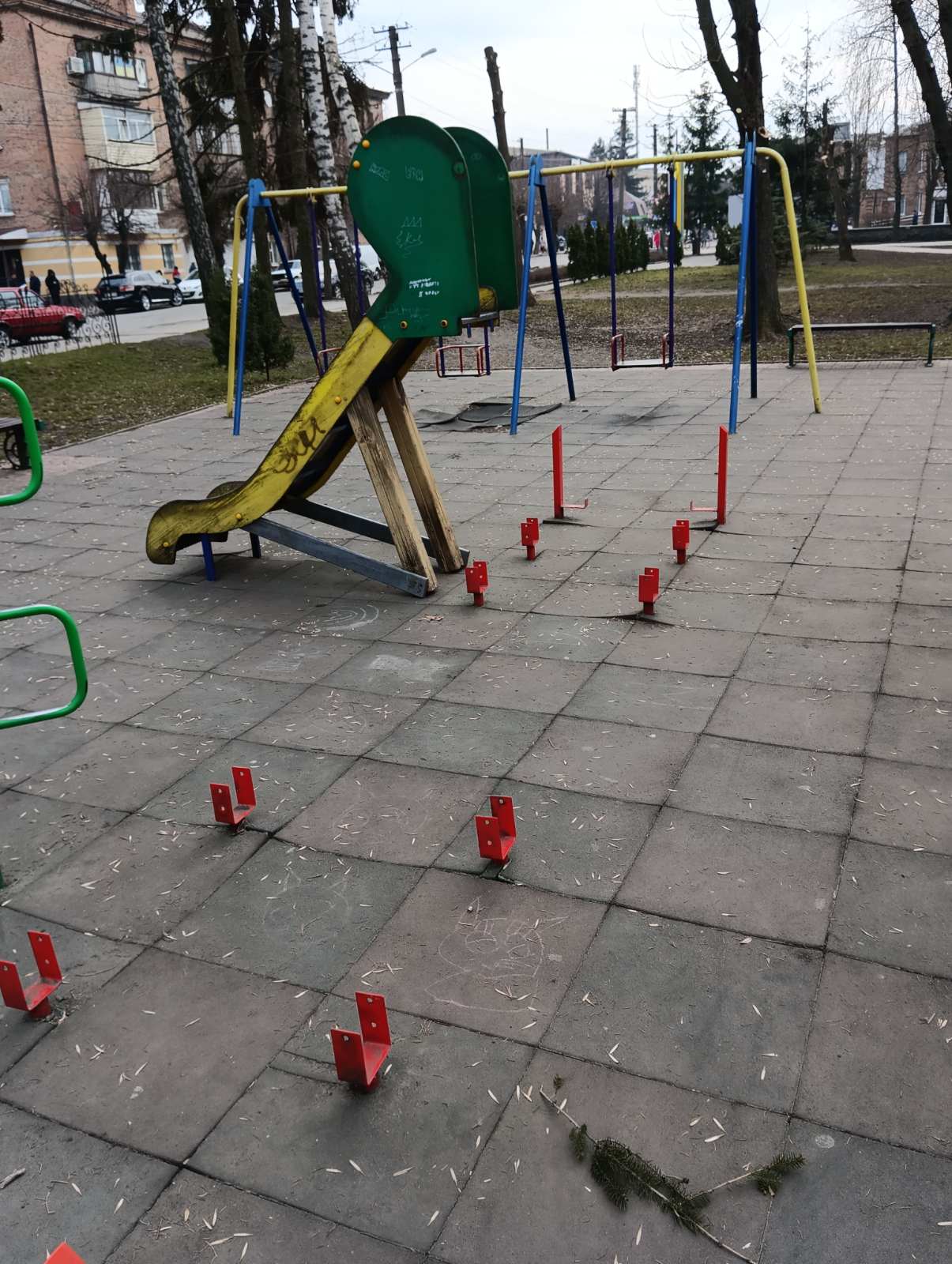 Новини Козятина - фото з Небезпечний майданчик зі штирями та недороблені доріжки: парк, яким він є сьогодні