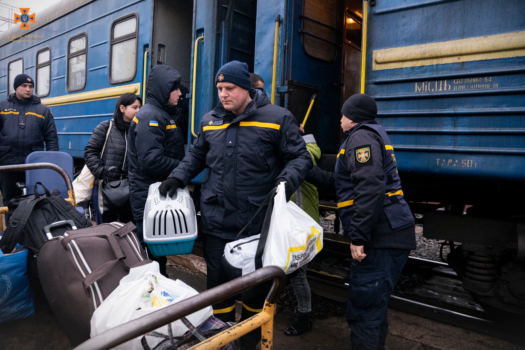 Новини Хмельницького - фото з “Вірю, що знову повернуся в рідний Херсон”. У Хмельницький прибув евакуаційний потяг (ФОТО) На зображенні може бути: 5 людей, люди стоять та на відкритому повітрі