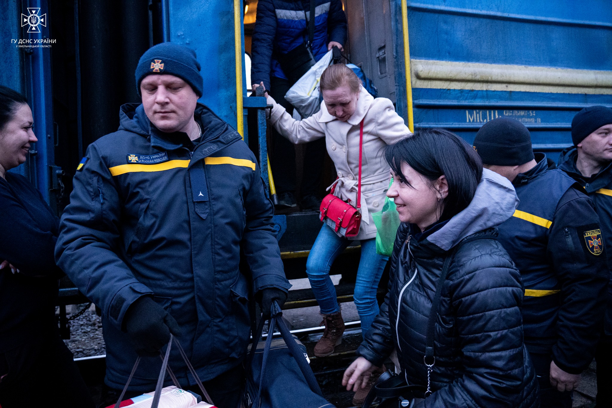 Новини Хмельницького - фото з “Вірю, що знову повернуся в рідний Херсон”. У Хмельницький прибув евакуаційний потяг (ФОТО) На зображенні може бути: 6 людей, люди стоять та на відкритому повітрі