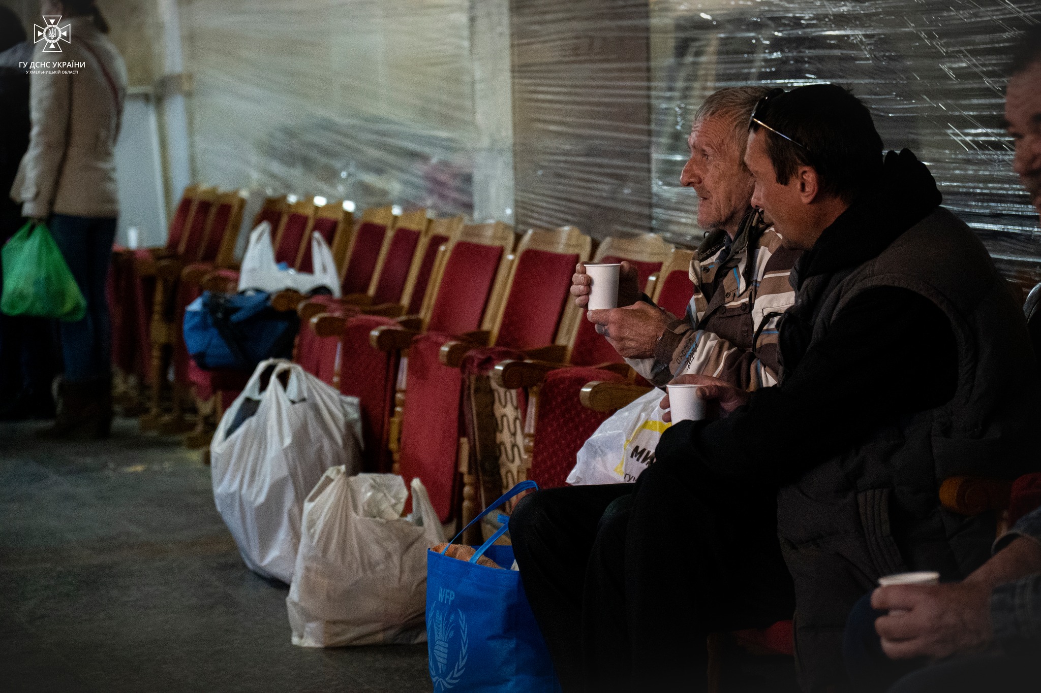 Новини Хмельницького - фото з “Вірю, що знову повернуся в рідний Херсон”. У Хмельницький прибув евакуаційний потяг (ФОТО) На зображенні може бути: 2 людини та у приміщенні