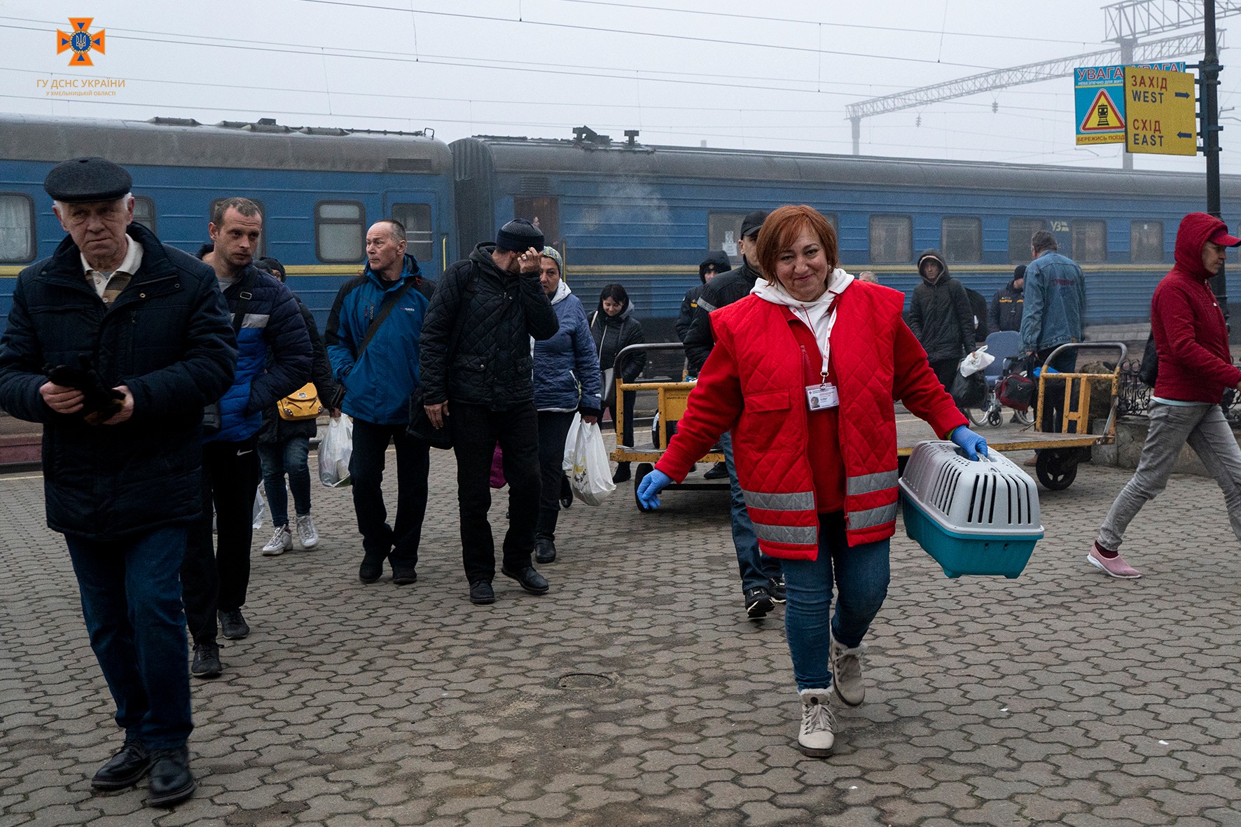 Новини Хмельницького - фото з “Вірю, що знову повернуся в рідний Херсон”. У Хмельницький прибув евакуаційний потяг (ФОТО) На зображенні може бути: 9 людей, люди стоять, на відкритому повітрі та текст «удн украни облас T»