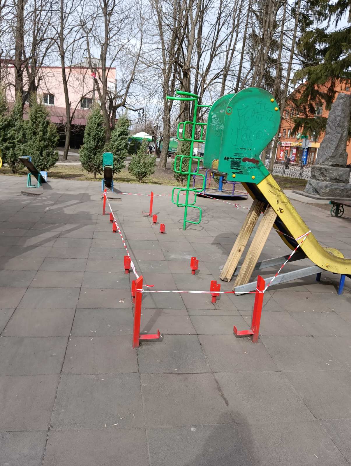 Новини Козятина - фото з Небезпечний майданчик зі штирями та недороблені доріжки: парк, яким він є сьогодні