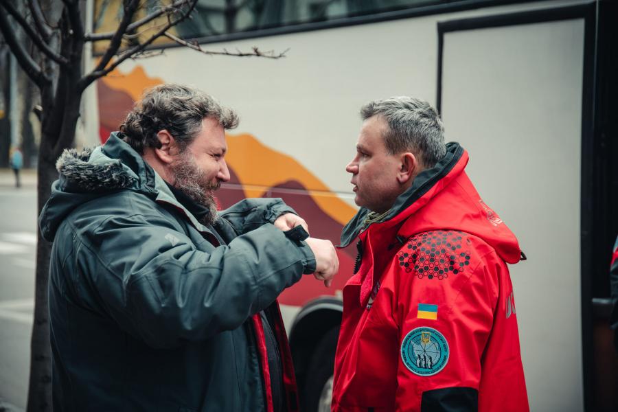 На зображенні може бути: 2 людини, люди стоять та на відкритому повітрі