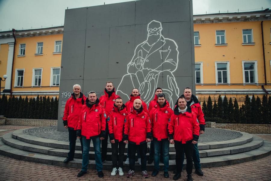 На зображенні може бути: 6 людей, люди стоять та на відкритому повітрі