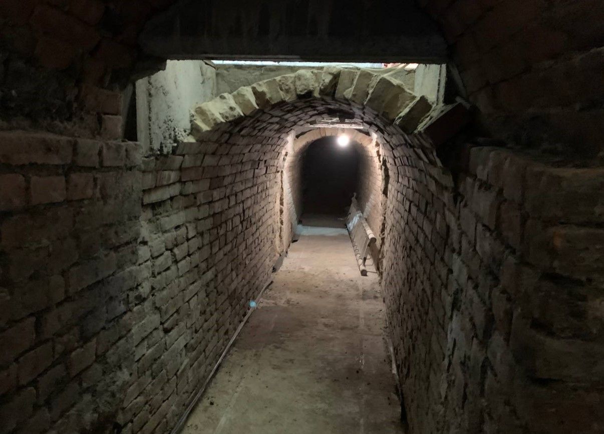 Новини Вінниці - фото з Вінничанин знайшов вхід до 100-річного підземелля у підвалі. Хоче зробити з нього ресторан