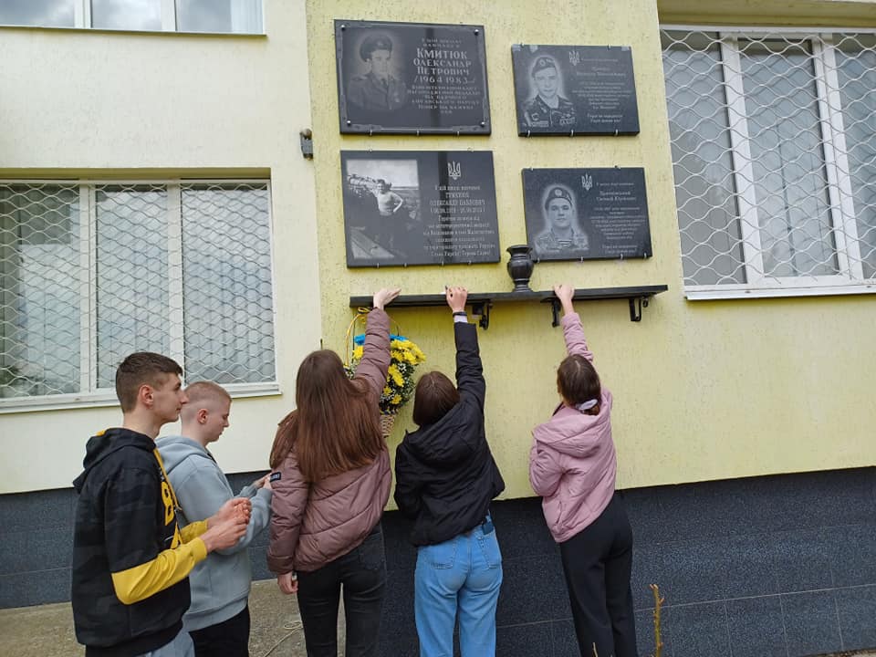 Новини Хмельницького - фото з «Герої не вмирають»: на Шепетівщині відкрили меморіальні дошки трьом загиблим бійцям