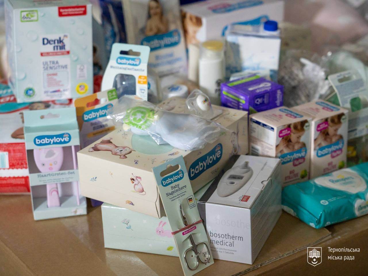 Новини Тернополя - фото з Тернопіль отримав бейбі-бокси від німецьких благодійників: хто зможе отримати