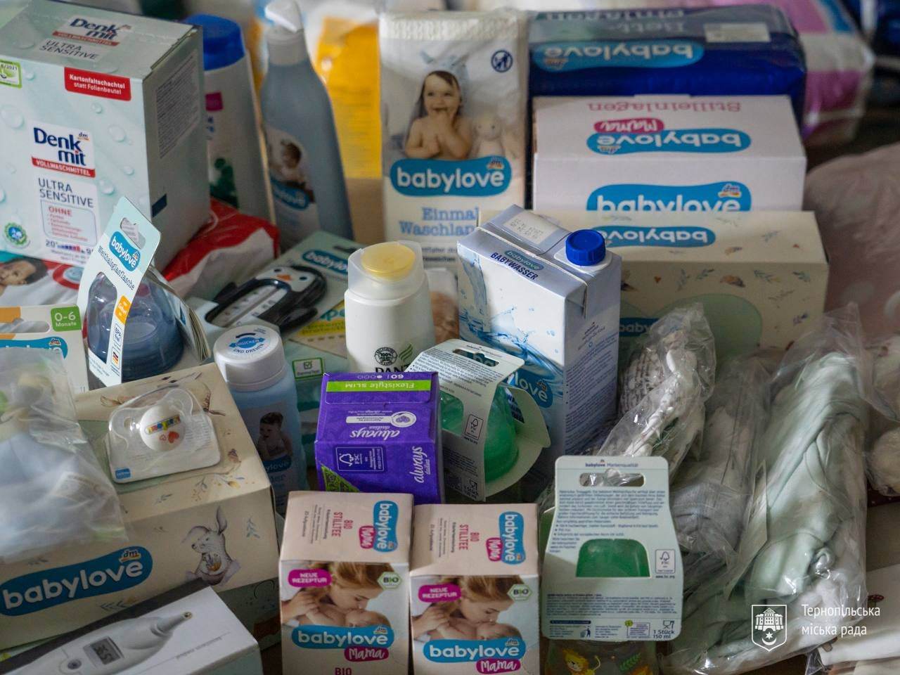Новини Тернополя - фото з Тернопіль отримав бейбі-бокси від німецьких благодійників: хто зможе отримати