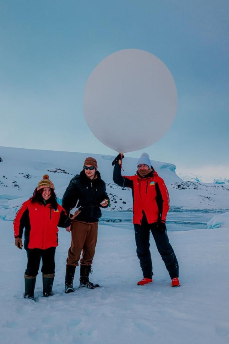На зображенні може бути: 3 людини, люди стоять та на відкритому повітрі
