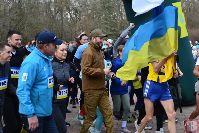 Новини Хмельницького - фото з Як у Хмельницькому бігли на підтримку батальйону “Штурм” (ФОТОРЕПОРТАЖ)