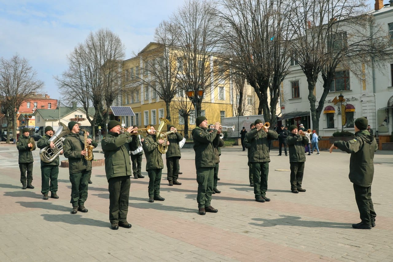 Новини Вінниці - фото з ФОТО ДНЯ: у центрі Вінниці нацгвардійці демонстрували військове дефіле Возможно, это изображение 11 человек, люди стоят, военная форма и на открытом воздухе