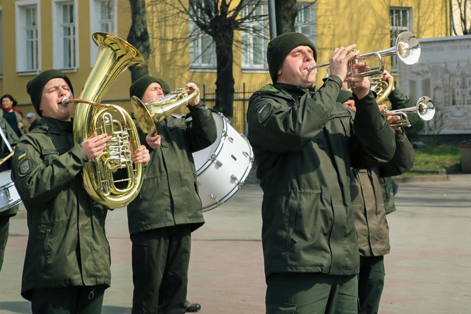 Новини Вінниці - фото з ФОТО ДНЯ: у центрі Вінниці нацгвардійці демонстрували військове дефіле Возможно, это изображение 5 человек, люди играют на музыкальных инструментах, люди стоят, труба и на открытом воздухе
