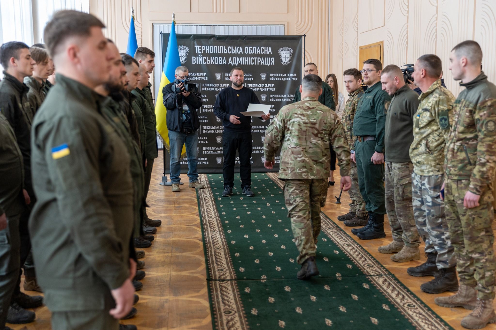 Новини Тернополя - фото з Нацгардійці подарували Тернопільщині прапор з Донеччини