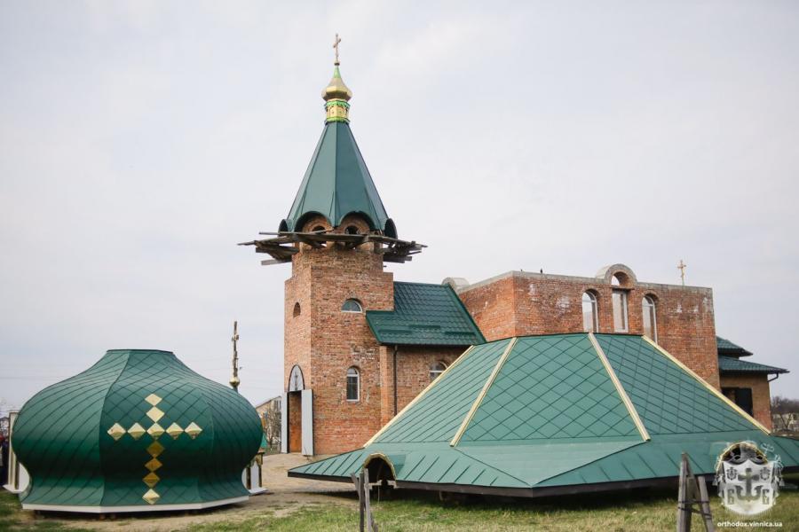 Новини Вінниці - фото з Митрополит Симеон освятив купол і хрест для храму князя Володимира в Десні
