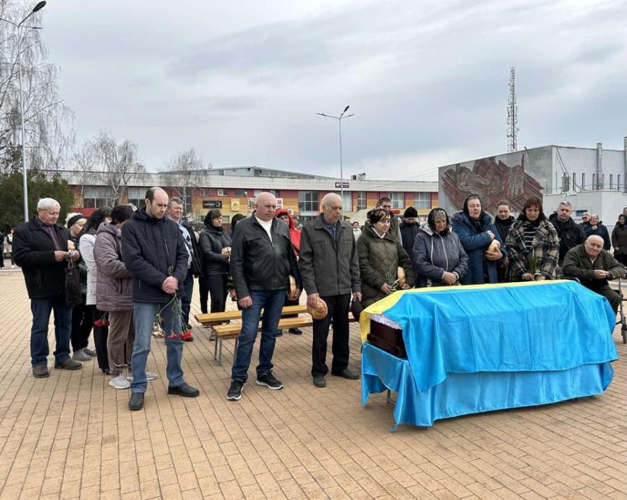 На зображенні може бути: 15 людей, люди стоять та на відкритому повітрі