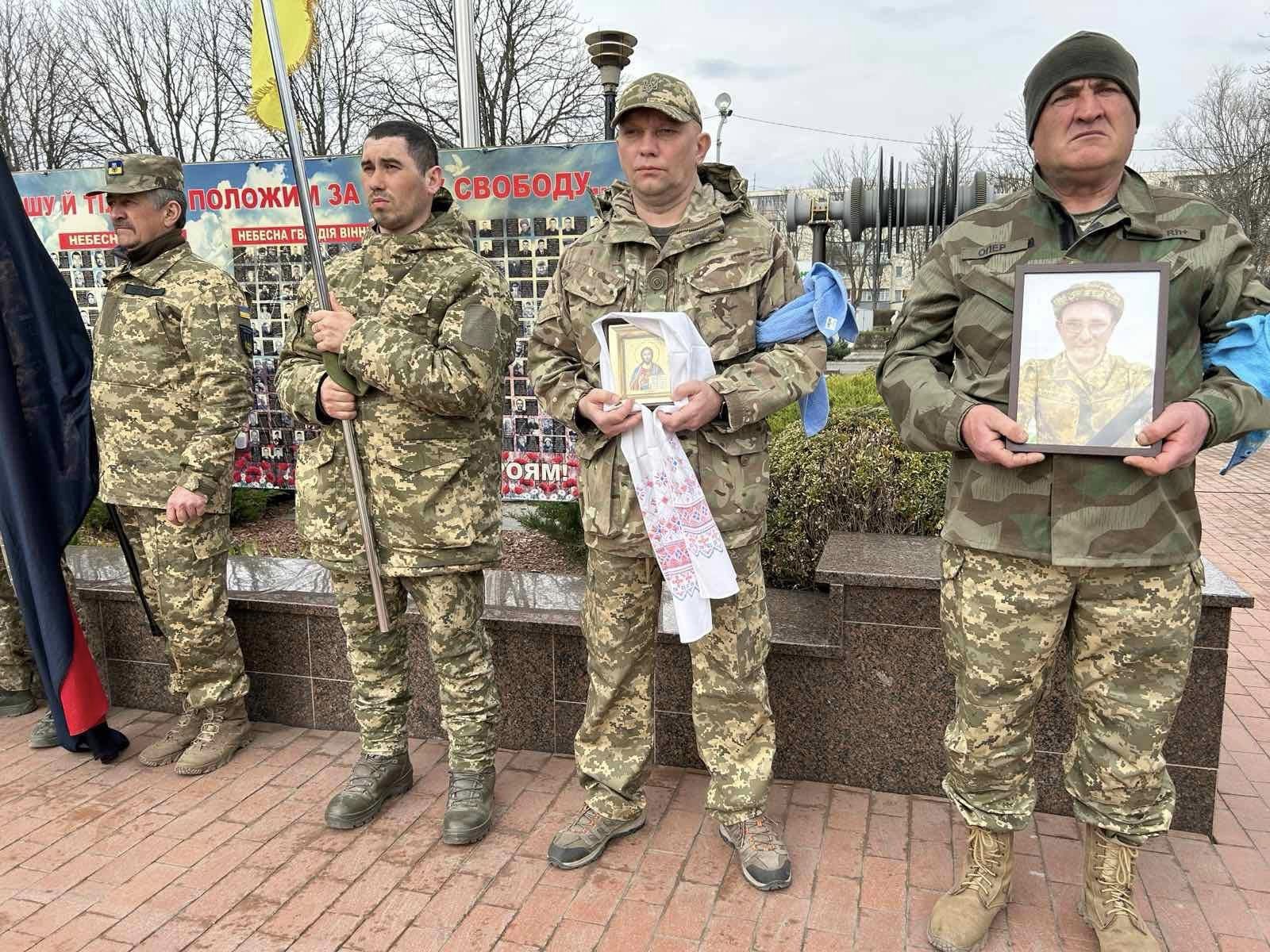 На зображенні може бути: 5 людей, люди стоять, військова форма та на відкритому повітрі