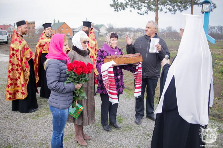 Новини Вінниці - фото з Митрополит Симеон освятив купол і хрест для храму князя Володимира в Десні