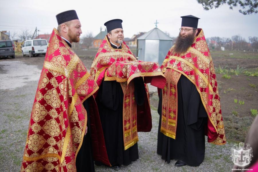 Новини Вінниці - фото з Митрополит Симеон освятив купол і хрест для храму князя Володимира в Десні