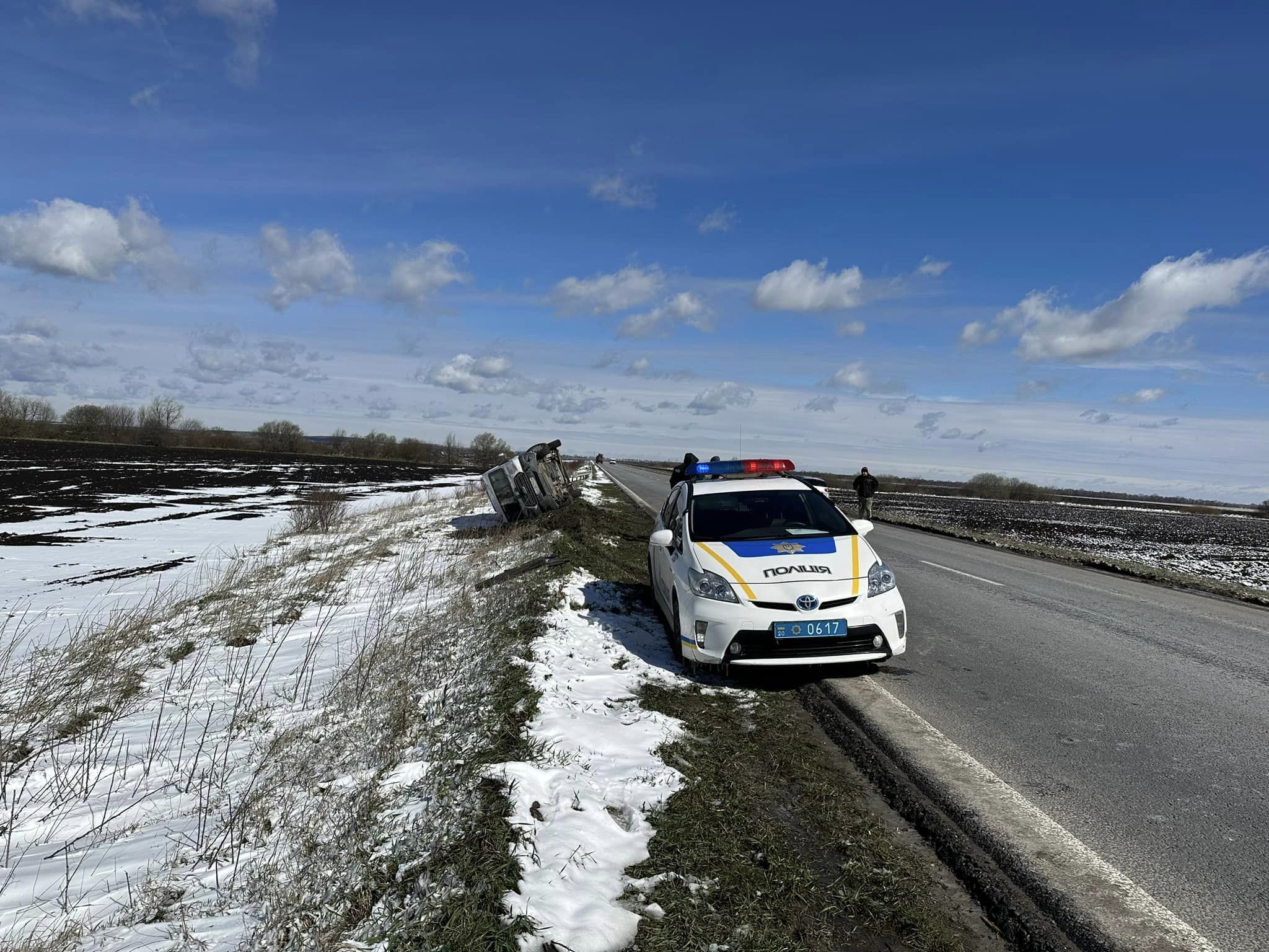 Новини Тернополя - фото з На трасі біля Бучача перекинувся автомобіль банку
