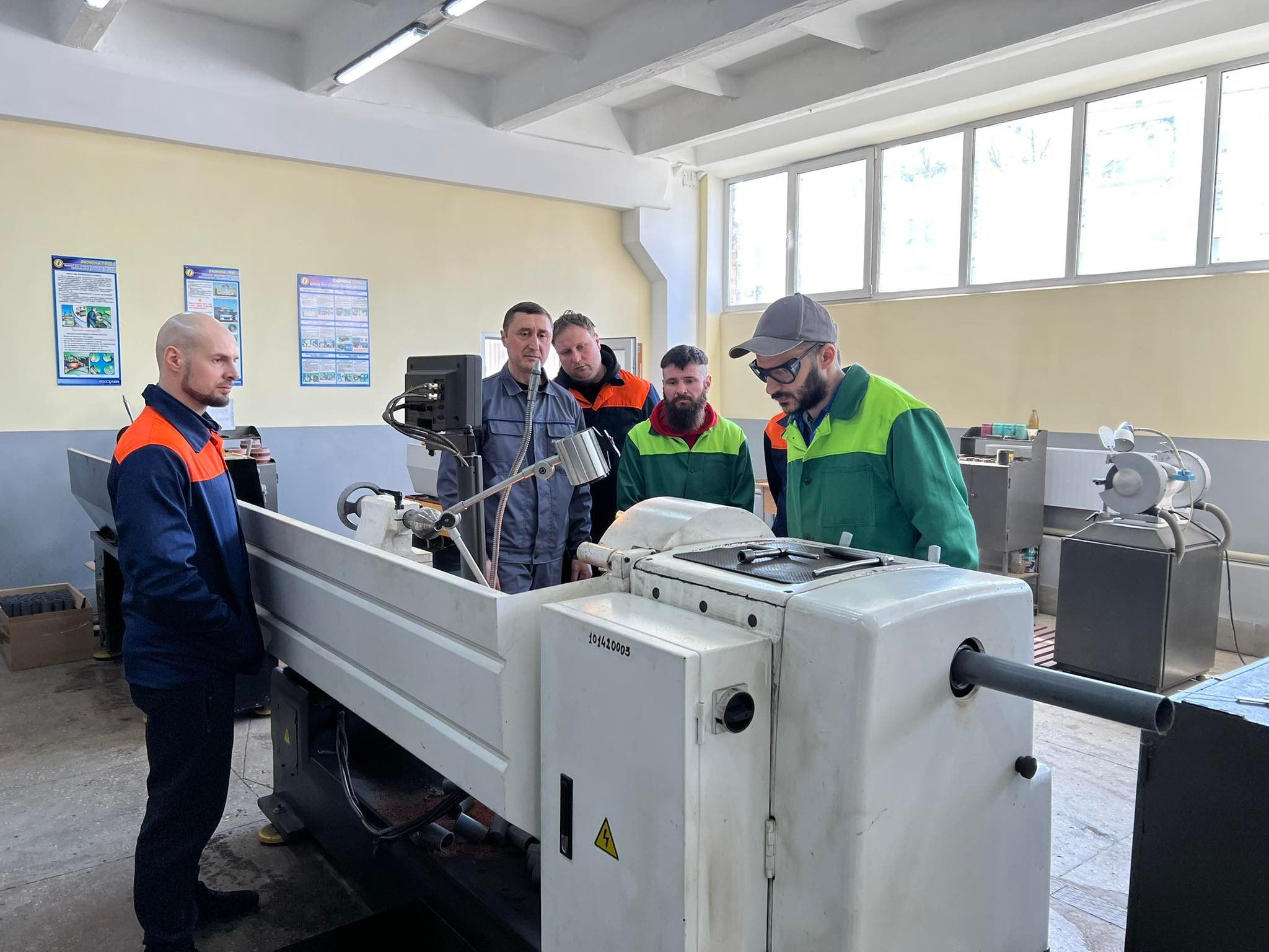 Новини Вінниці - фото з Токар та автослюсар. У Центрі профтехосвіти №1 переселенців безкоштовно навчають новим професіям