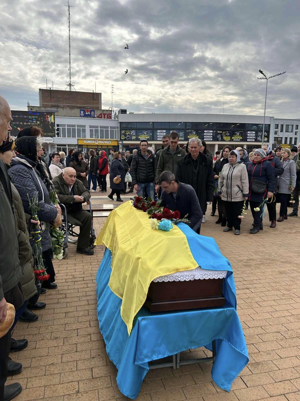 На зображенні може бути: 9 людей, люди стоять та на відкритому повітрі